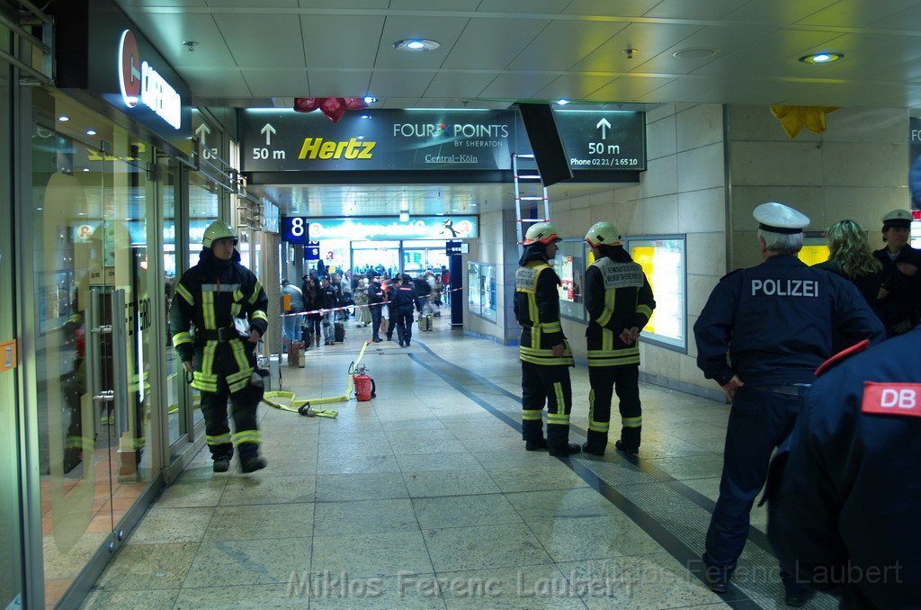 Halogenlampe durchgebrannt Koeln Hauptbahnhof P06.JPG